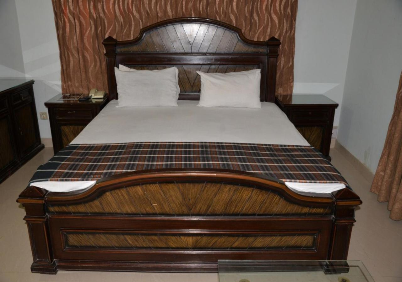 Step Inn Hotel Sukkur Exterior foto